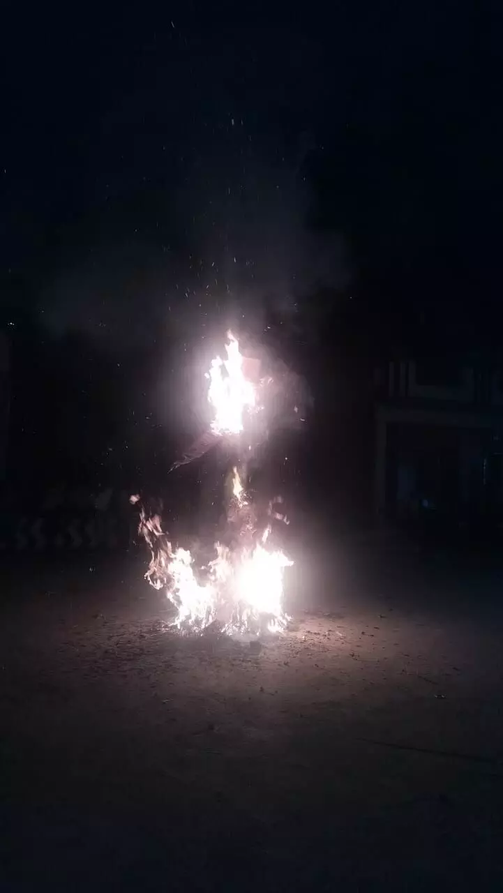 रायपुर में नन्हे बच्चों ने रावण दहन कर मनाया दशहरा रायपुर में नन्हे बच्चों ने रावण दहन कर मनाया दशहरा