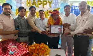 समारोह आयोजित कर स्टेशन अधीक्षक को दी विदाई