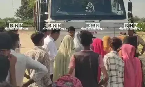 आकोला बनास नदी में नियम विरुद्ध बजरी खनन करने पर विवाद ग्रामीणों ने डम्पर रूकवाए, रोजगार की मांग की आकोला बनास नदी में नियम विरुद्ध बजरी खनन करने पर विवाद ग्रामीणों ने डम्पर रूकवाए, रोजगार की मांग की