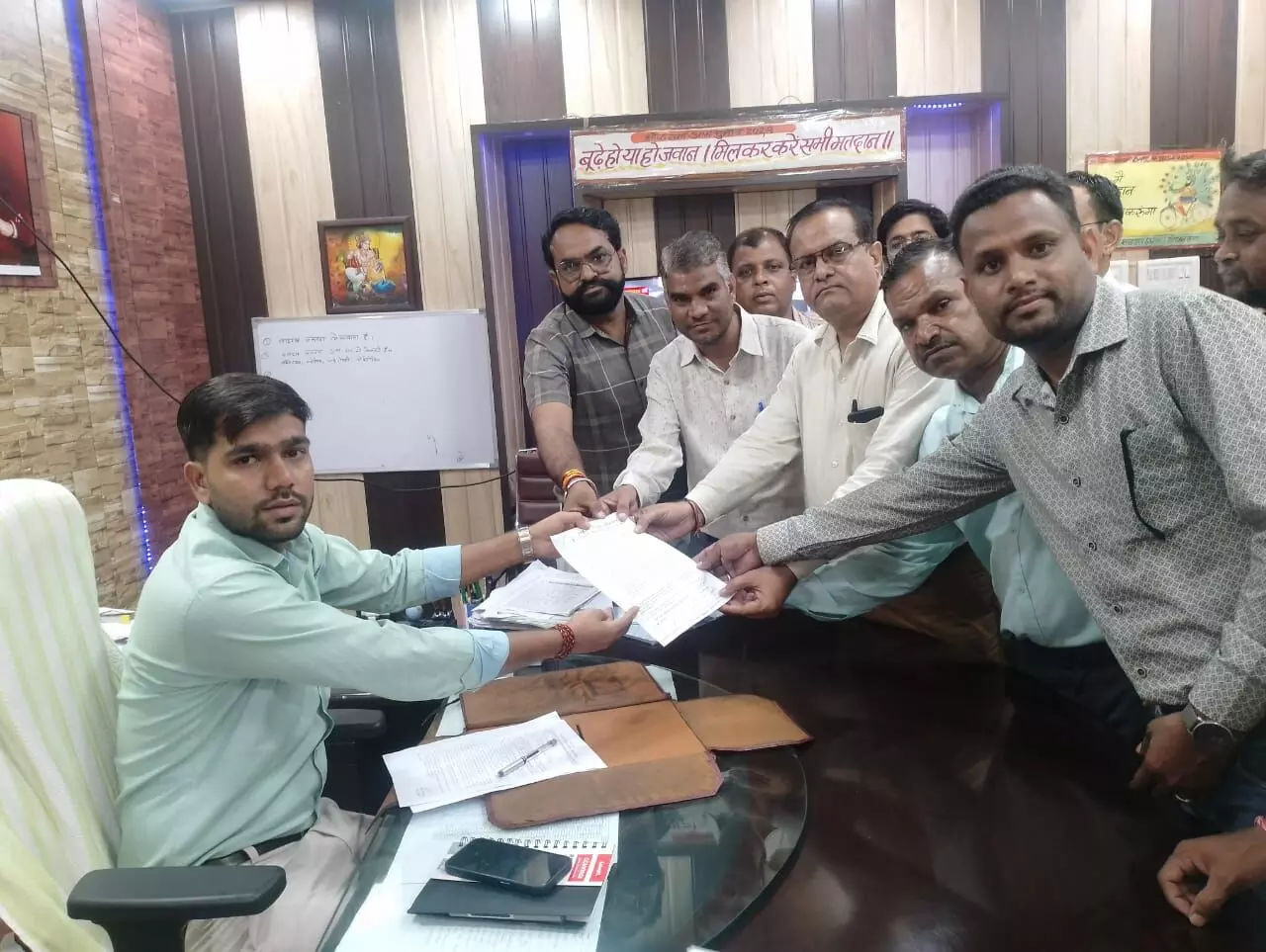 एसएचओ के खिलाफ कानूनी कार्यवाही की मांग को लेकर शाहपुरा में निजी विद्यालय संचालकों ने सौंपा ज्ञापन