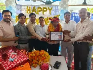 समारोह आयोजित कर स्टेशन अधीक्षक को दी विदाई समारोह आयोजित कर स्टेशन अधीक्षक को दी विदाई