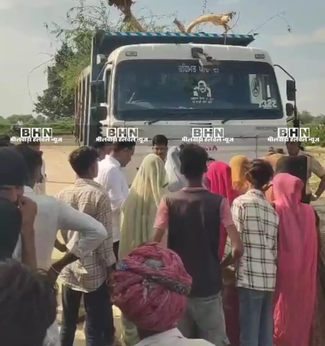 आकोला बनास नदी में नियम विरुद्ध बजरी खनन करने पर विवाद ग्रामीणों ने डम्पर रूकवाए, रोजगार की मांग की