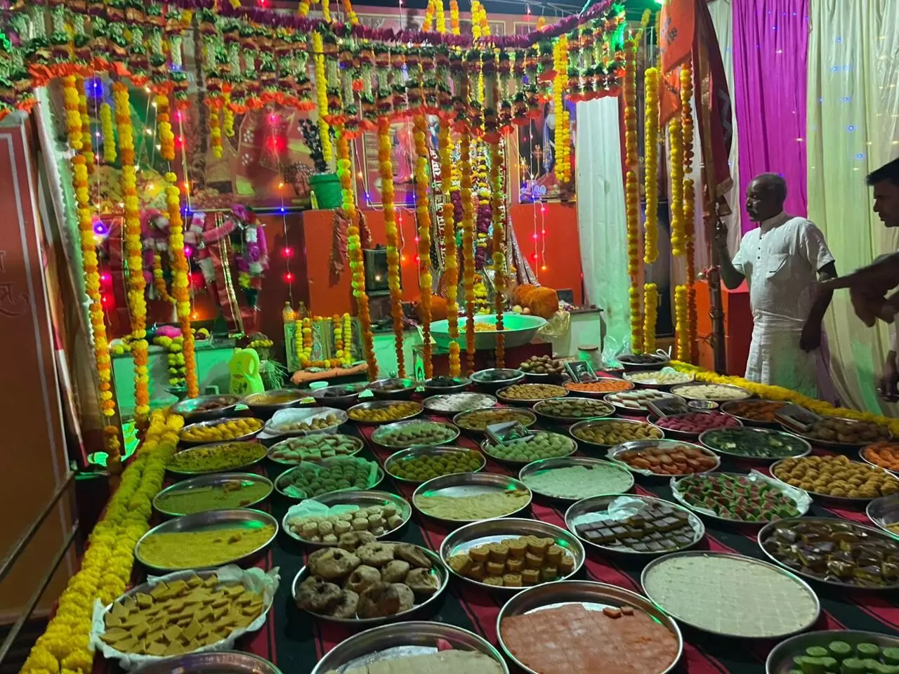 मनोकामना पूर्ण हनुमान जी को लगाया छप्पन भोग, प्रधान बेलवा ने किया सीसी चौक का लोकार्पण