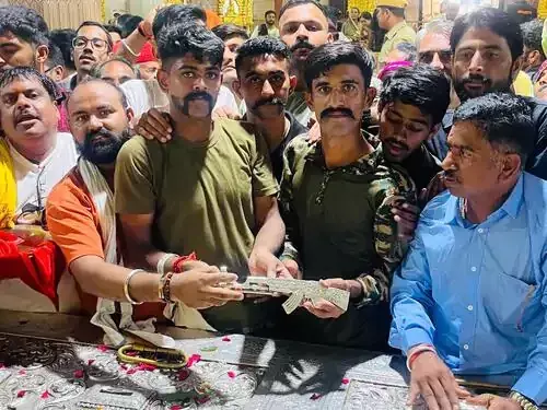 अग्निवीर ने सांवरा सेठ को चढ़ाई चांदी की AK-47 राइफल अग्निवीर ने सांवरा सेठ को चढ़ाई चांदी की AK-47 राइफल