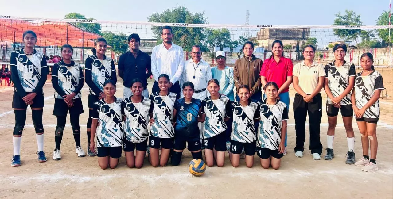 19 वर्ष छात्रा वालीबॉल में उदयपुर ने राज्य स्तर पर जीता कांस्य पदक