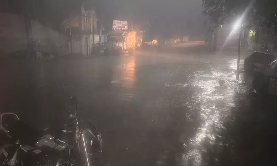 शाम को बरसे बादल शाम को बरसे बादल