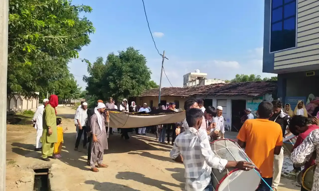 चादर चढ़ाने के साथ ही उर्स शुरू