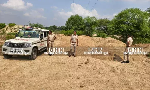 -बनास के किनारे बजरी का स्टॉक जब्त, बजरी माफियाओं में हड़कंप