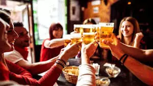 थोड़ी सी जो पी ली है… अब सेहत को देना पड़ेगा जवाब: शराब की ‘सुरक्षित मात्रा’ पर टूटा भ्रम, नई रिपोर्ट ने खोला सच