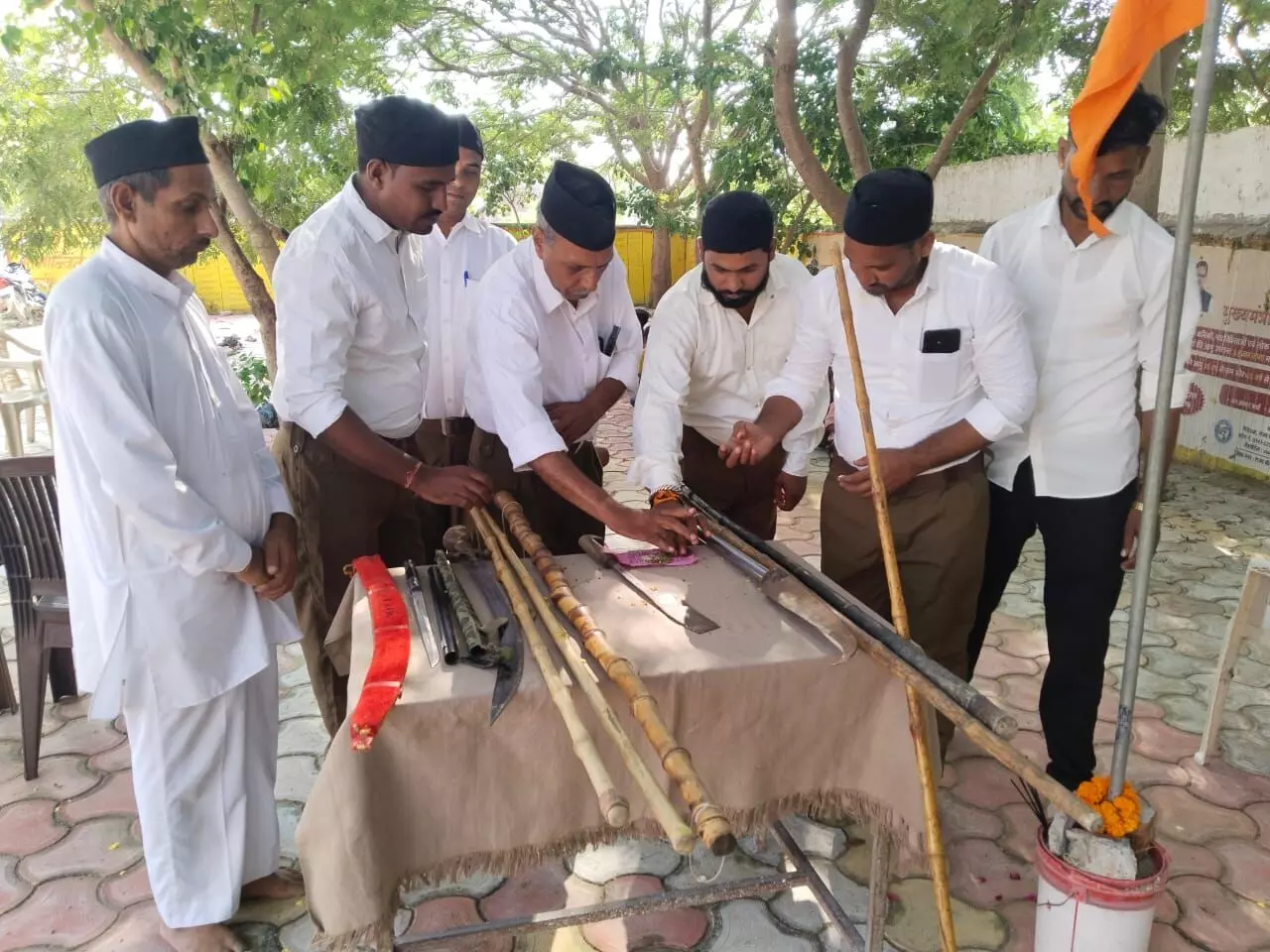 विजयादशमी पर्व एवं शस्त्र पूजन करके संघ शताब्दी वर्ष मनाया