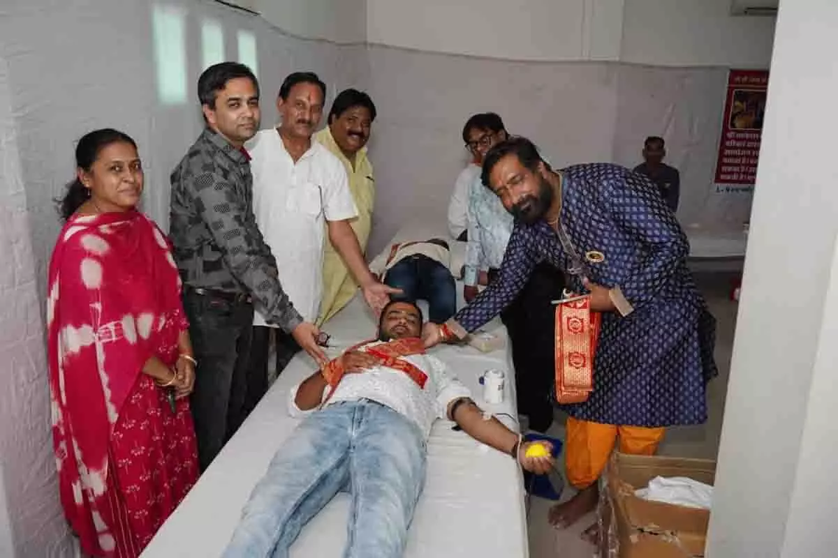 शरद पूर्णिमा पर श्री खांखरा वाले देवता इन्द्रा मार्केट में भक्ति और सेवा का संगम