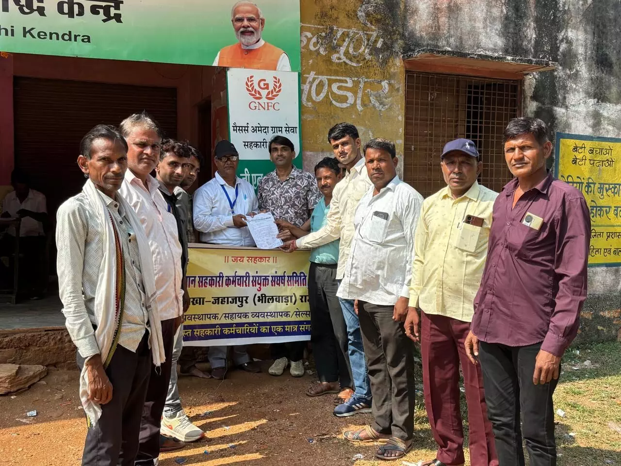 आमल्दा में कर्मचारियों ने सहकार शिविर का किया बहिष्कार, ज्ञापन सौंप सरकार से मांगा समाधान