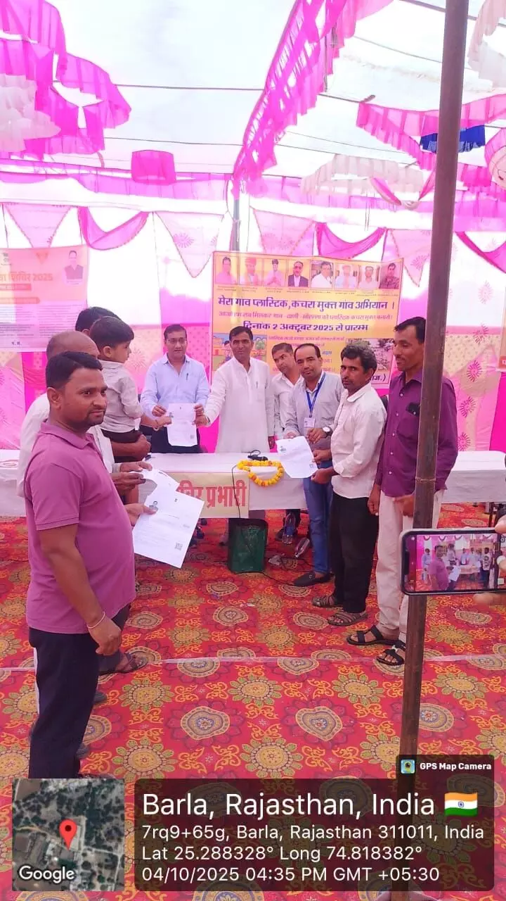 मुख्यमंत्री पशु मंगला बीमा योजना की पॉलिसी का वितरण किया