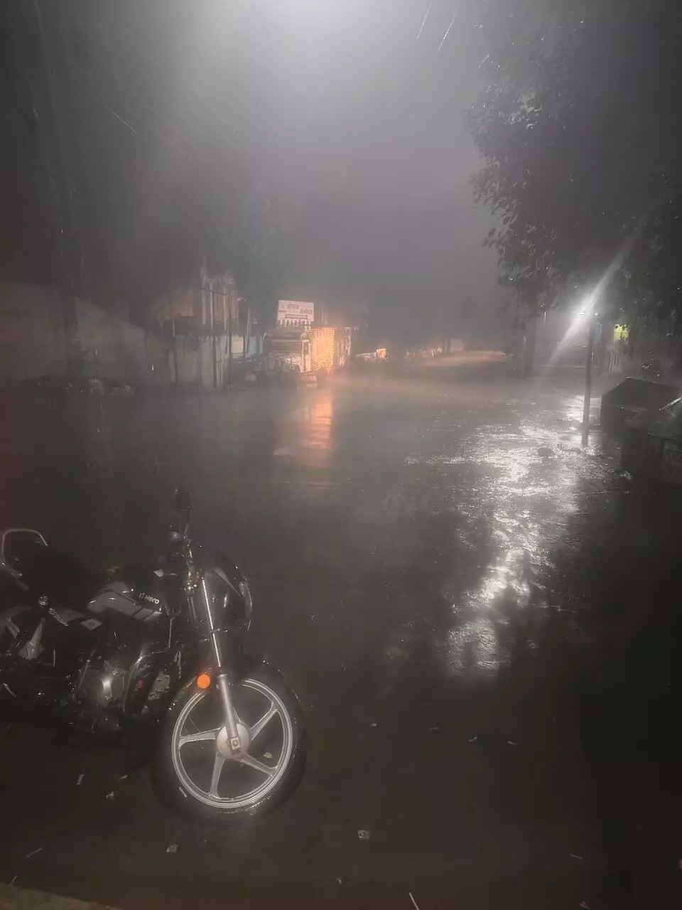 शाम को बरसे बादल