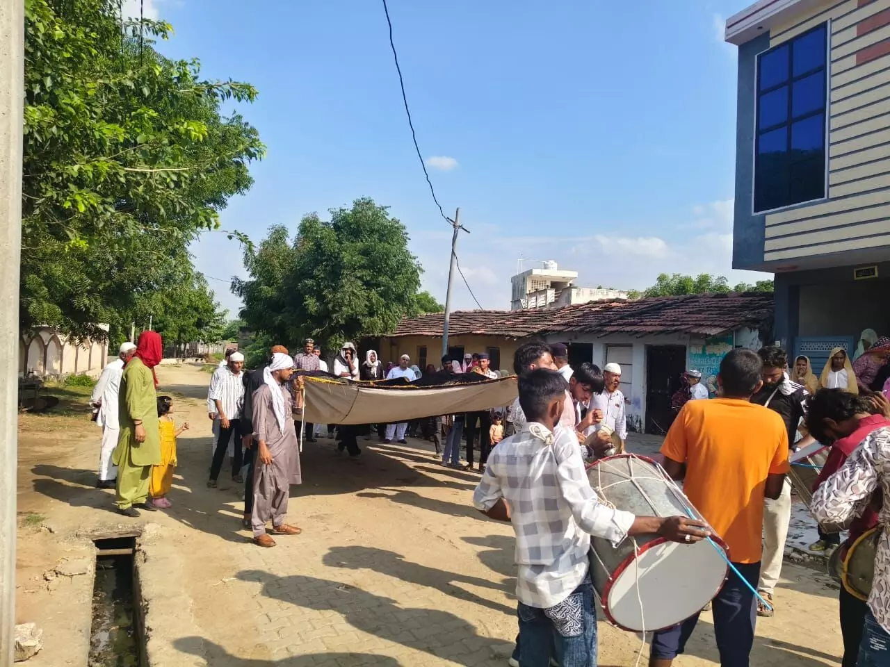 चादर चढ़ाने के साथ ही उर्स शुरू चादर चढ़ाने के साथ ही उर्स शुरू