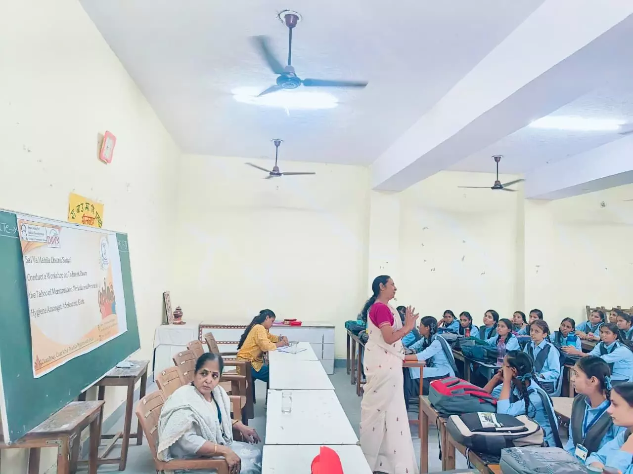 गुलमंडी स्कूल में माहवारी प्रबंधन और स्वच्छता कार्यशाला आयोजित