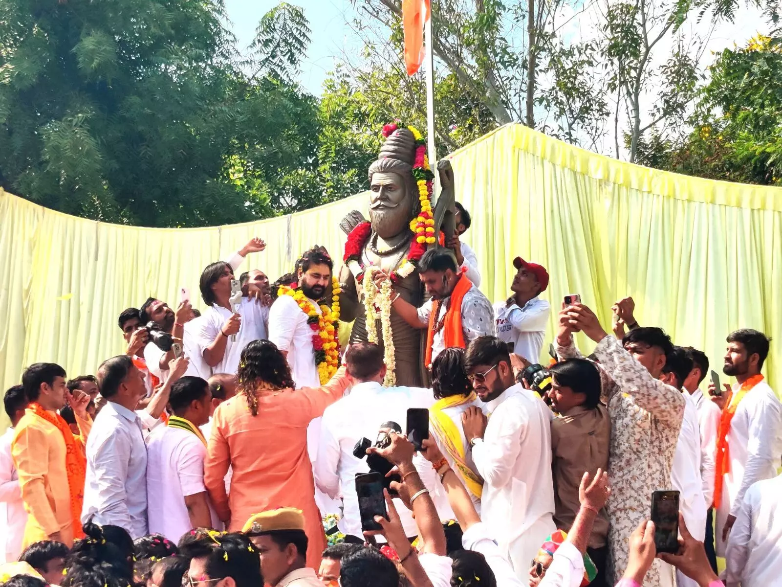 परशुराम प्राण प्रतिष्ठा मंच से विधायक बालमुकंदाचार्य का विवादित बयान