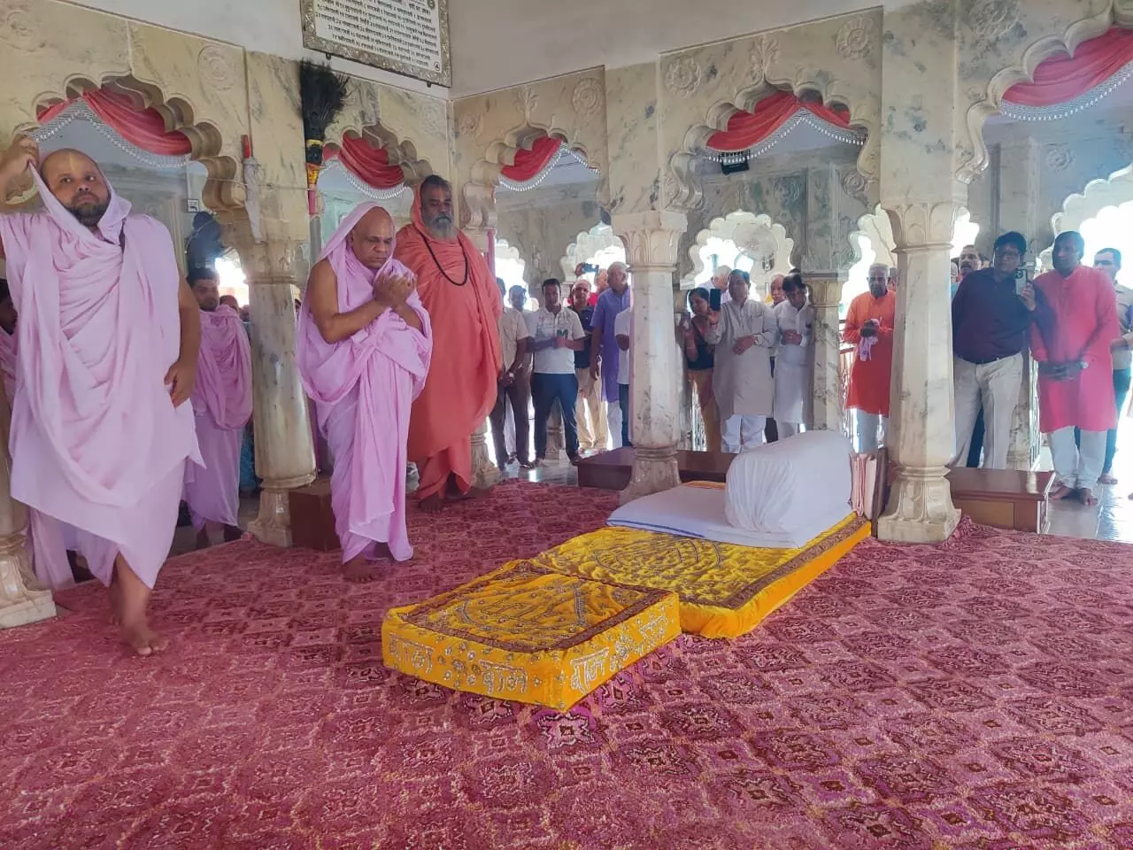 जगतगुरु आचार्य स्वामी महाराज का शाहपुरा में स्वागत जगतगुरु आचार्य स्वामी महाराज का शाहपुरा में स्वागत