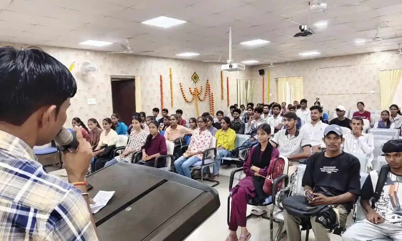 सेवा भावना ही सच्चे स्वयंसेवक की पहचान है, और इसी से समाज निर्माण संभव - डॉ. मीणा सेवा भावना ही सच्चे स्वयंसेवक की पहचान है, और इसी से समाज निर्माण संभव - डॉ. मीणा