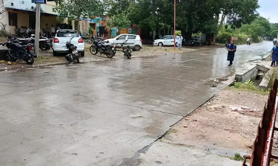 बनेड़ा में मानसून के बाद भी जारी है बारिश, यातायात प्रभावित