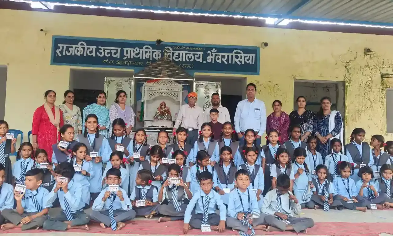 भामाशाहों ने विद्यार्थियों को वितरित की स्टेशनरी