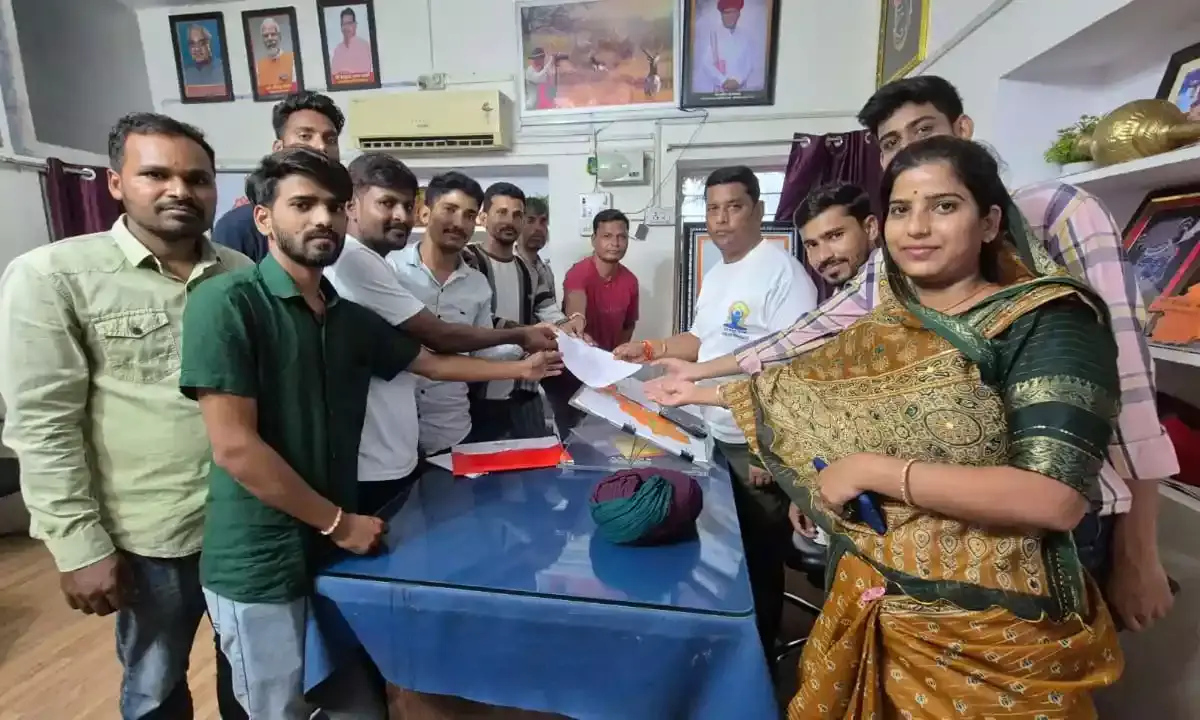 शाहपुरा ब्लॉक के अस्थाई योग प्रशिक्षकों ने मानदेय न मिलने पर विधायक और बीएमएचओ को ज्ञापन सौंपा