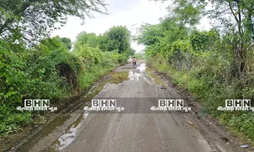 सड़कों की बदहाल स्थिति से ग्रामीण व यात्री परेशान