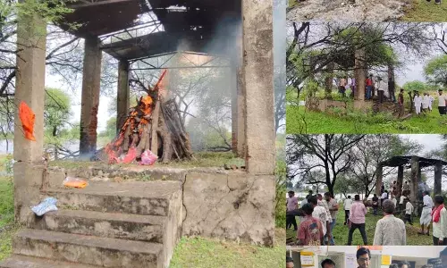 ईरांस श्मशान घाट की बदहाल स्थिति से ग्रामीण परेशान, टीन शेड जर्जर और रास्ते की कीचड़ ने बढ़ाई मुश्किलें ईरांस श्मशान घाट की बदहाल स्थिति से ग्रामीण परेशान, टीन शेड जर्जर और रास्ते की कीचड़ ने बढ़ाई मुश्किलें