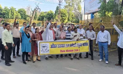 11 सूत्री मांगों को लेकर राज्य कर्मचारियों ने किया प्रदर्शन