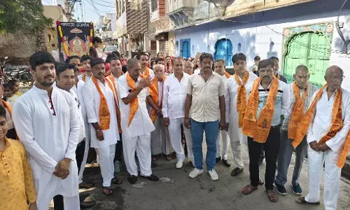 शौभायात्रा निकाली