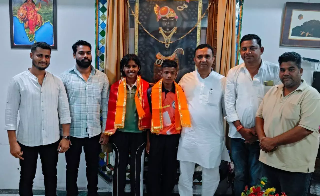 चतुर्भुज हनुमान राष्ट्रीय व्यायामशाला की महिला पहलवान माही ओड ने कुश्ती में रजत पदक जीता