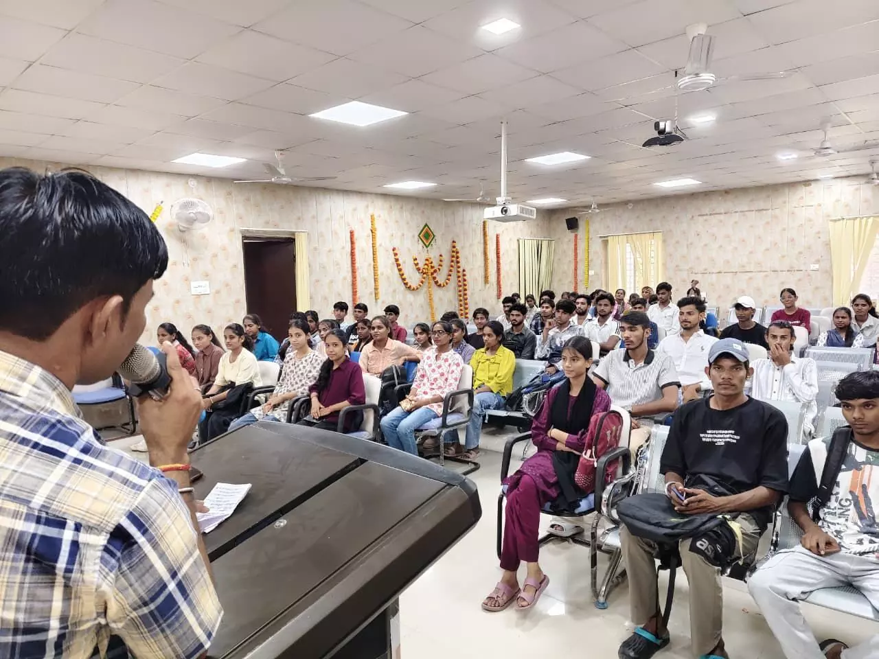 सेवा भावना ही सच्चे स्वयंसेवक की पहचान है, और इसी से समाज निर्माण संभव - डॉ. मीणा सेवा भावना ही सच्चे स्वयंसेवक की पहचान है, और इसी से समाज निर्माण संभव - डॉ. मीणा