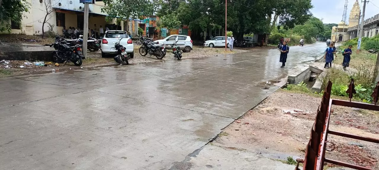 बनेड़ा में मानसून के बाद भी जारी है बारिश, यातायात प्रभावित