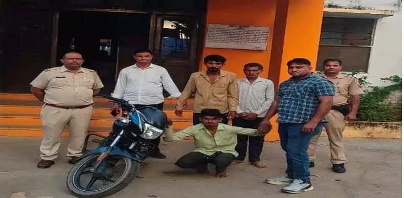 पशु व बाइक चोरी के दो और शराब तस्करी का एक आरोपित गिरफ्तार पशु व बाइक चोरी के दो और शराब तस्करी का एक आरोपित गिरफ्तार