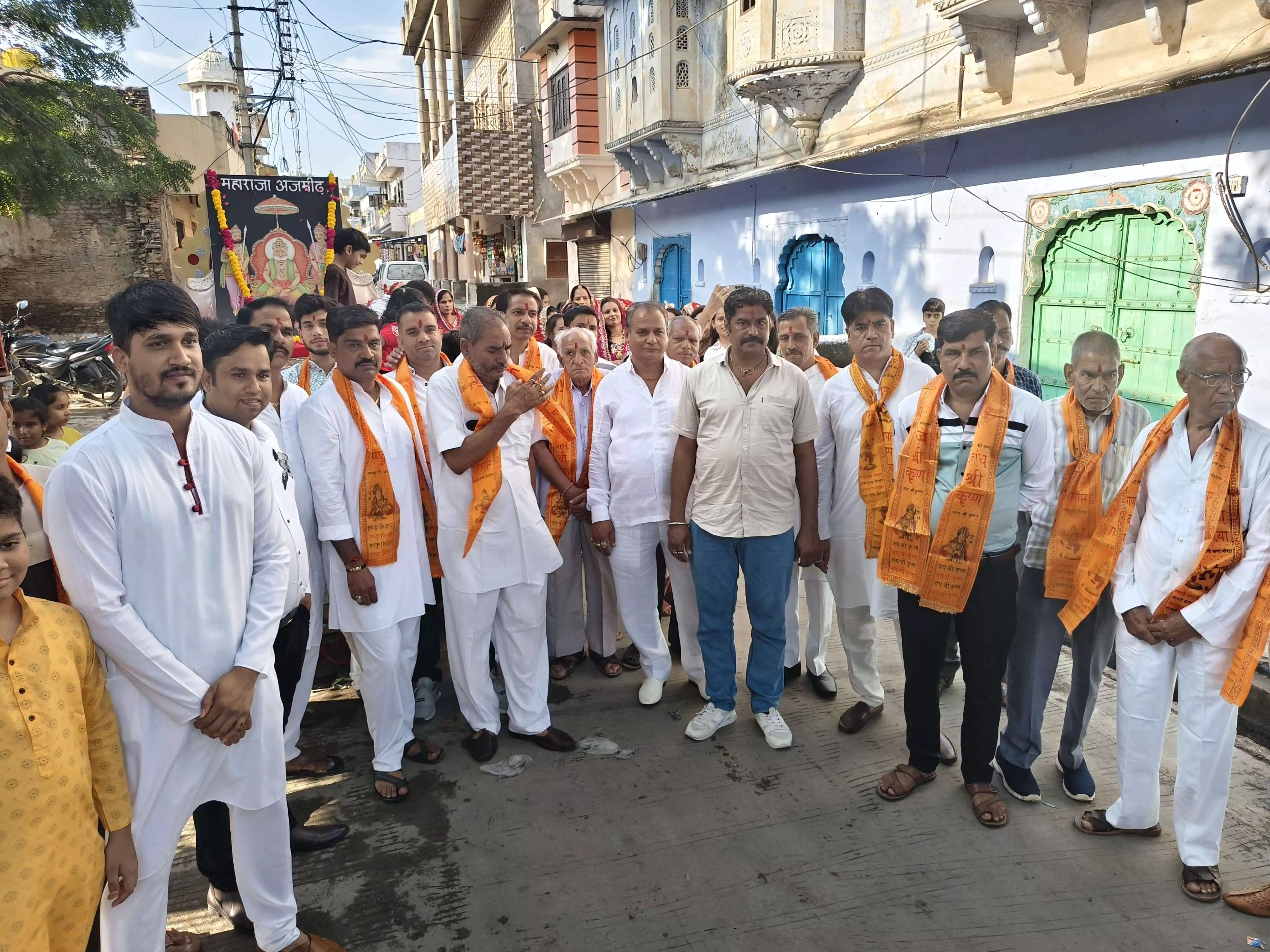 शौभायात्रा निकाली