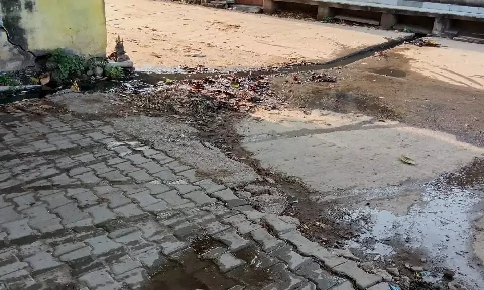 महुआ खुर्द में नाली जाम, सड़क पर बह रहा गंदा पानी