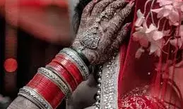 पति नपुंसक और ससुर करते हैं सेक्स की मांग... चाय देने गई नवविवाहिता से अश्लील हरकतें पति नपुंसक और ससुर करते हैं सेक्स की मांग... चाय देने गई नवविवाहिता से अश्लील हरकतें