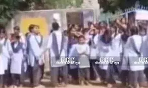 खटवाड़ा बालिका विद्यालय की नाराज छात्राओं ने गेट पर झड़ा ताला, किया प्रदर्शन