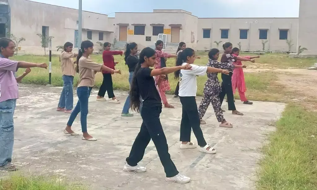 राजकीय कन्या महाविद्यालय में आत्मरक्षा प्रशिक्षण का तीसरा चरण संपन्न, छात्राओं ने सीखी सुरक्षा और मानसिक दृढ़ता की तकनीकें राजकीय कन्या महाविद्यालय में आत्मरक्षा प्रशिक्षण का तीसरा चरण संपन्न, छात्राओं ने सीखी सुरक्षा और मानसिक दृढ़ता की तकनीकें