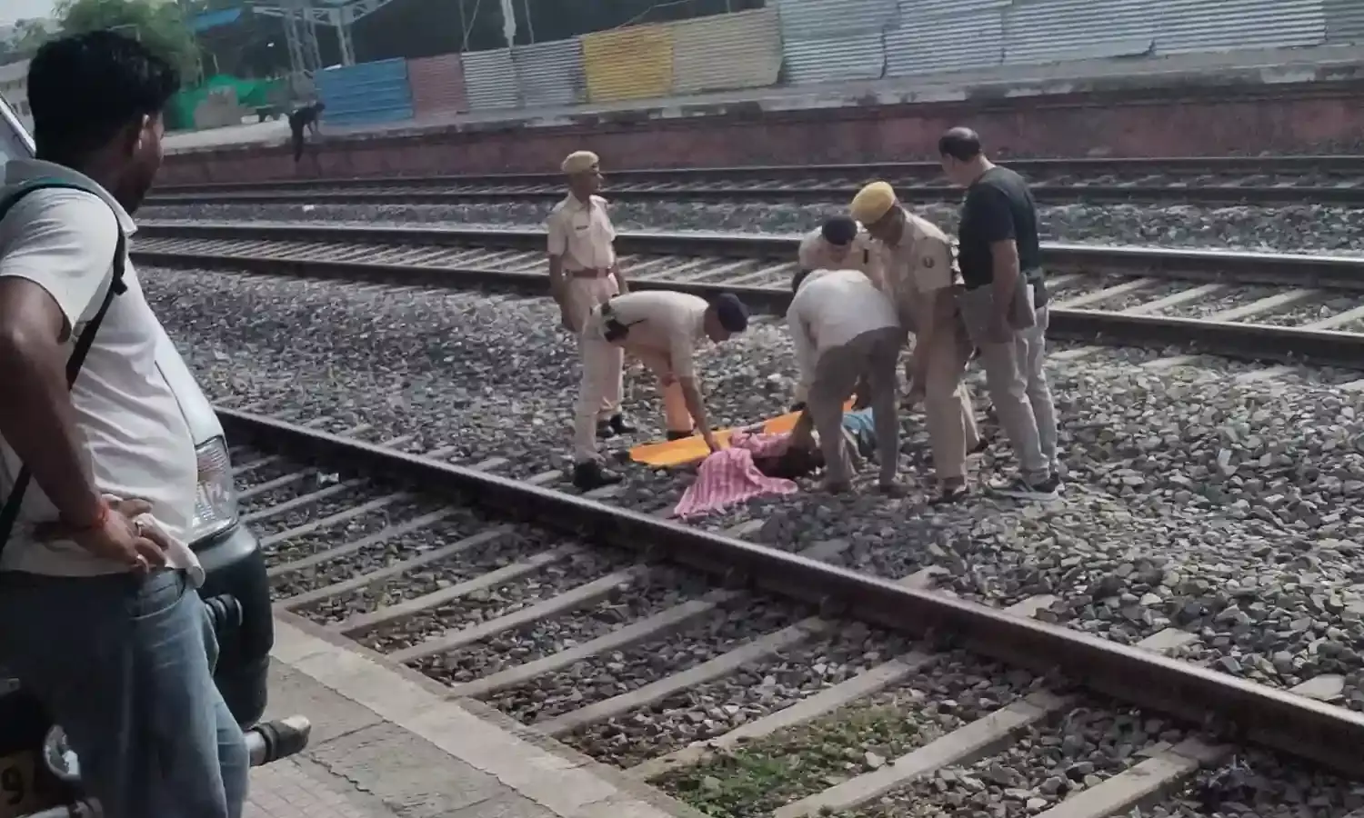 मुस्लिम युवक ट्रेन चलते ही ट्रैक पर गर्दन रखकर लेट गया , नहीं हुई पहचान