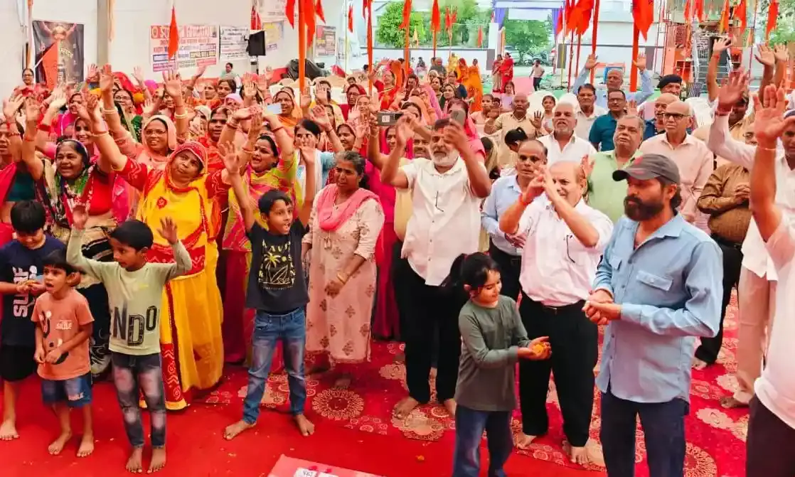 रामकथा में राम जन्मोत्सव धूमधाम से मनाया, भजनों पर थिरके भक्त