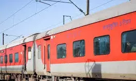 दिल्ली-इंदौर एक्सप्रेस में दहशत: बी4 कोच में धुआं निकलने से हड़कंप, वजह निकली चूहों द्वारा तार काटना