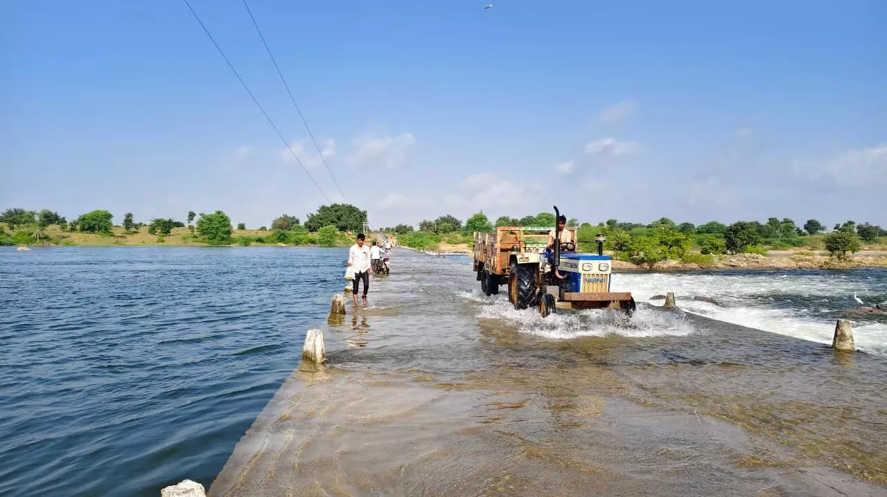 बनास नदी उफान पर, सोलंकिया का खेड़ा-महेशपुरा पुलिया पर चढ़ा पानी बनास नदी उफान पर, सोलंकिया का खेड़ा-महेशपुरा पुलिया पर चढ़ा पानी