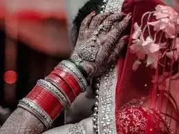 पति नपुंसक और ससुर करते हैं सेक्स की मांग... चाय देने गई नवविवाहिता से अश्लील हरकतें