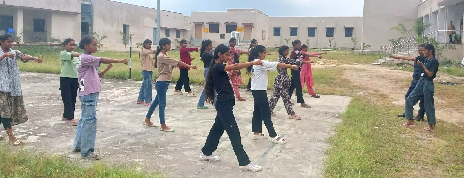 राजकीय कन्या महाविद्यालय में आत्मरक्षा प्रशिक्षण का तीसरा चरण संपन्न, छात्राओं ने सीखी सुरक्षा और मानसिक दृढ़ता की तकनीकें राजकीय कन्या महाविद्यालय में आत्मरक्षा प्रशिक्षण का तीसरा चरण संपन्न, छात्राओं ने सीखी सुरक्षा और मानसिक दृढ़ता की तकनीकें