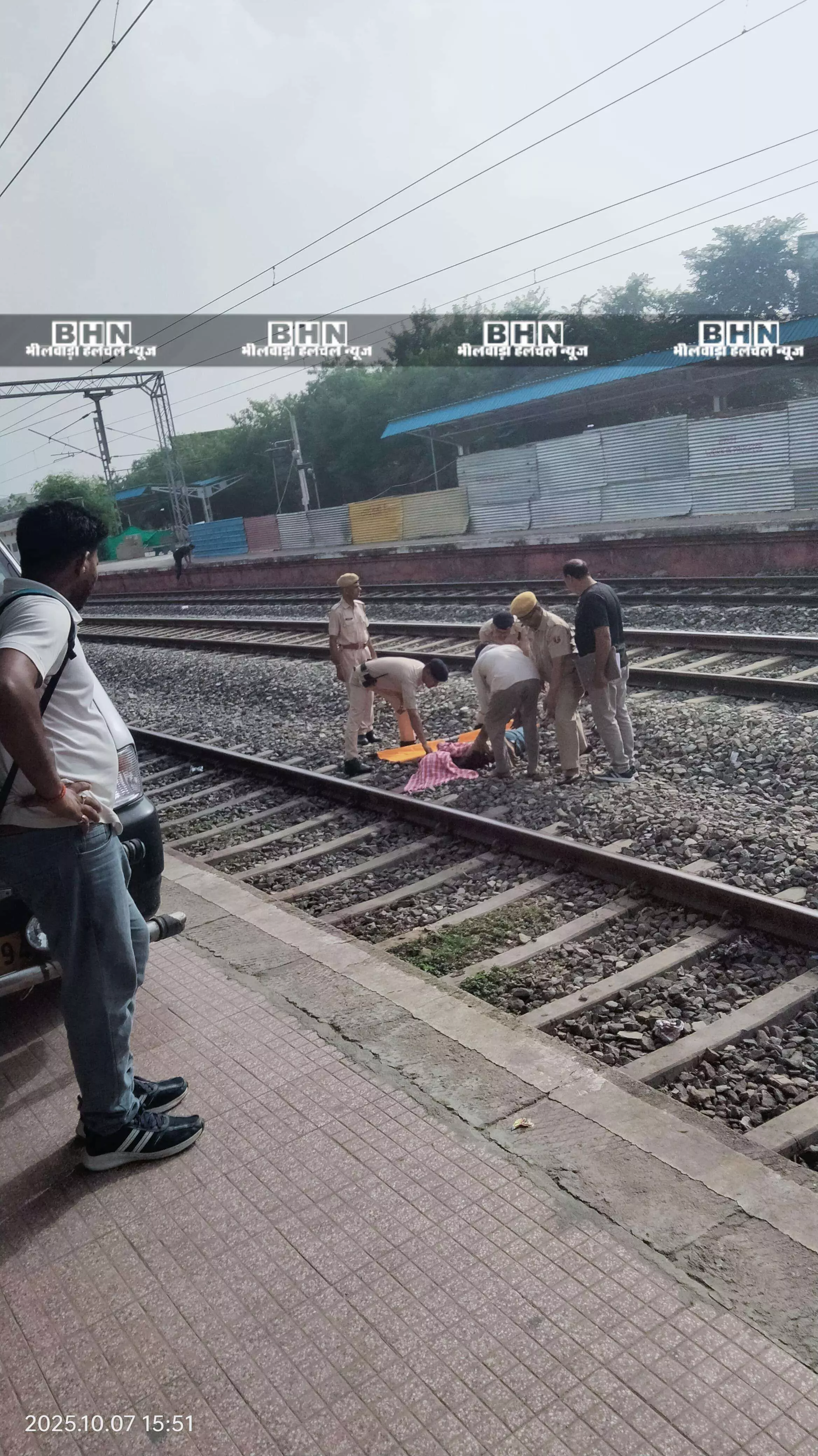 मुस्लिम युवक ट्रेन चलते ही ट्रैक पर गर्दन रखकर लेट गया , नहीं हुई पहचान मुस्लिम युवक ट्रेन चलते ही ट्रैक पर गर्दन रखकर लेट गया , नहीं हुई पहचान