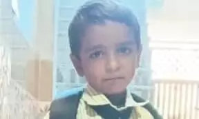 स्कूल बस ने चार साल के मासूम को कुचला, मौके पर मौत, मोर्चरी पर प्रदर्शन स्कूल बस ने चार साल के मासूम को कुचला, मौके पर मौत, मोर्चरी पर प्रदर्शन