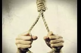 दो बच्चों के पिता ने फांसी लगाकर दी जान, स्कूल से लौटे बेटे की शव देखकर फूट पड़ी चीत्कार दो बच्चों के पिता ने फांसी लगाकर दी जान, स्कूल से लौटे बेटे की शव देखकर फूट पड़ी चीत्कार