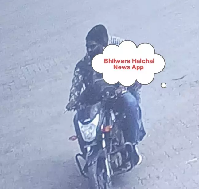 होटल के बाहर बोलेरो का शीशा तोडक़र दो बदमाश ले उड़े 12 तोला सोना, पूरी घटना CC TV में कैद होटल के बाहर बोलेरो का शीशा तोडक़र दो बदमाश ले उड़े 12 तोला सोना, पूरी घटना CC TV में कैद