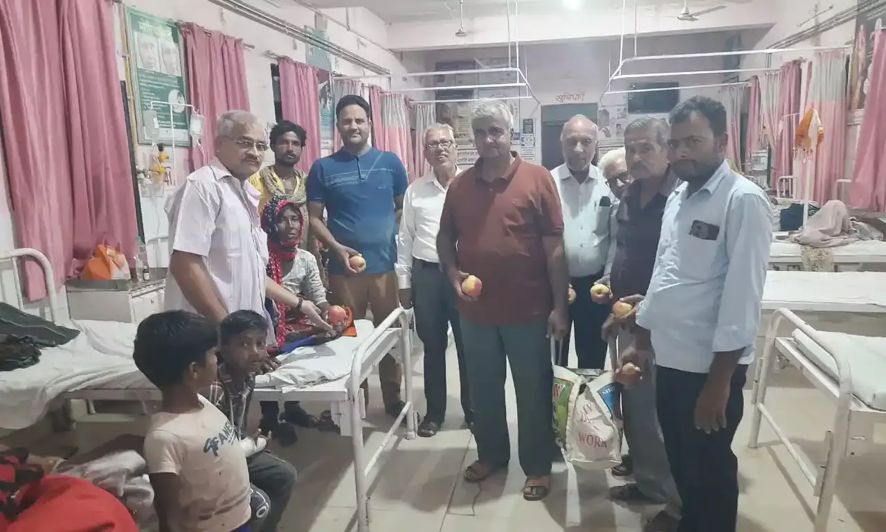 पूर्णिमा पर भारत विकास परिषद ने अस्पताल में किया फल वितरण